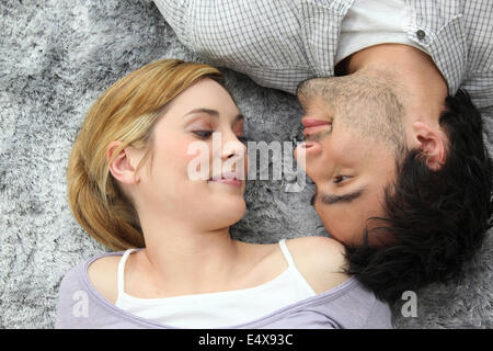 Paar auf Teppich liegend Stockfoto