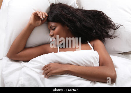 Junge Frau schlafend im Bett Stockfoto