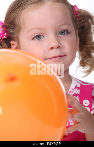 Porträt von kleinen Mädchen mit Ballon Stockfoto