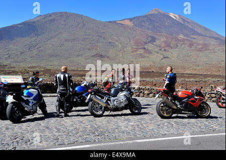Motorradfahrer in Layby im Teide-Nationalpark mit dem Teide im Hintergrund rechts und Pico Viejo auf Links, Teneriffa Stockfoto