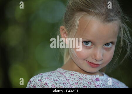 schüchterne Blondine Mädchen Stockfoto