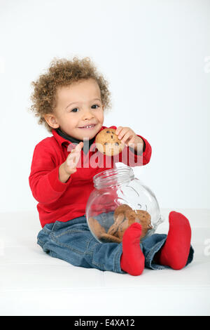 Junge essen Kekse Stockfoto