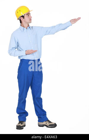 Baumeister in Ferne gestikulieren Stockfoto