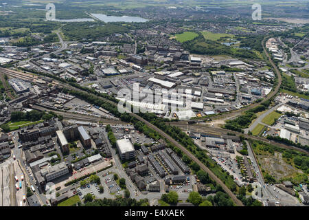 Eine Luftaufnahme von Wigan Industriegebiete und die Bahn die Innenstadt zeigen. Stockfoto