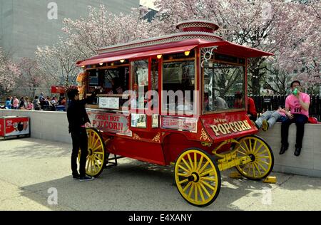 Washington, DC: Popcorn Anbieter klassischer Wagen stehend vor dem NASA-Museum mit seiner Hain von blühenden Kirschbäume Stockfoto