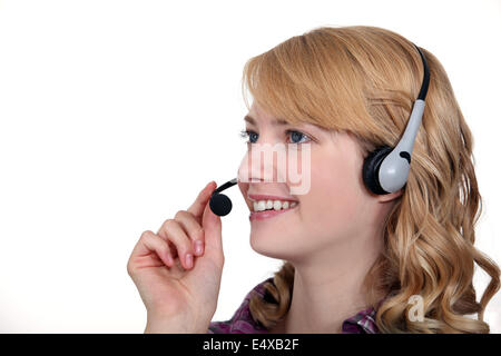 Frau mit einem Telefon-Kopfhörer Stockfoto