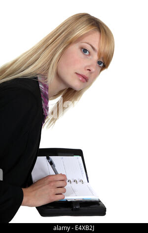 Blondine auf ein Tagebuch zu schreiben Stockfoto