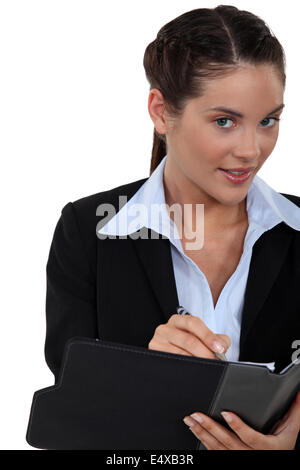 Geschäftsfrau, die ihre Tagesordnung schriftlich Stockfoto