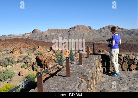 Frau Besucher über Lavastrom im Teide-Nationalpark, Teneriffa Stockfoto