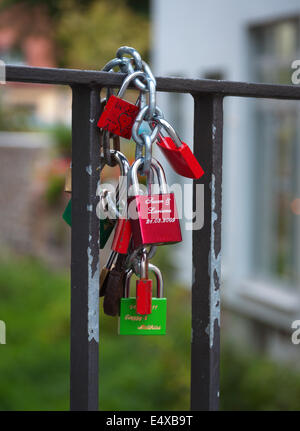 Vorhängeschlösser Brautpaar an der Brücke befestigt. Stockfoto