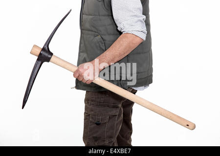 Maurer Holding Spitzhacke im studio Stockfoto