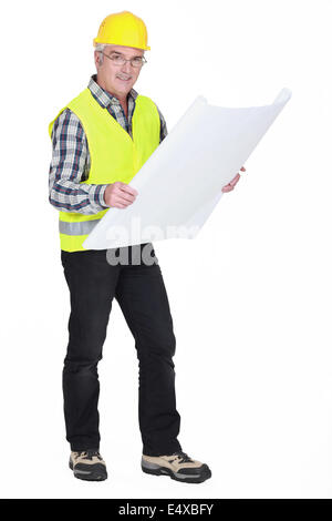 Senior Handwerker halten eine Blaupause Stockfoto