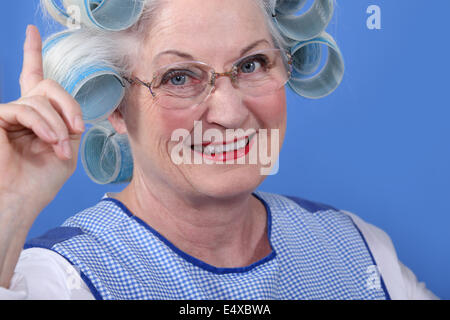 Alte Frau in Rollen Stockfoto