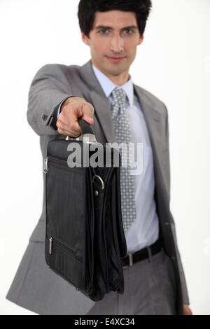 Geschäftsmann, so dass seine Aktentasche Stockfoto