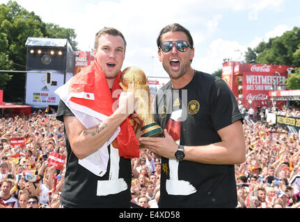 HANDOUT - Kevin Grosskreutz (L-R) und Torwart Roman WEIDENFELLER Deutschlands feiern mit WM-Pokal während der WM-Party am Brandenburger Tor nach Team, Deutschland wieder in Deutschland in Berlin, Deutschland, 15. Juli 2014 ankamen. Die deutsche Mannschaft gewann Brasilien 2014 FIFA Soccer World Cup-Finale gegen Argentinien mit 1: 0 am 13. Juli 2014, die WM Titel zum vierten Mal nach 1954, 1974 und 1990. Foto: Markus Gilliar/GES/DFB/Dpa (Achtung: Editorial verwenden Sie nur und obligatorische Guthaben "Foto: Markus Gilliar/GES/DFB/Dpa") Stockfoto