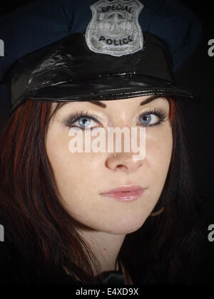 Mädchen in Polizei Kostüm Stockfoto