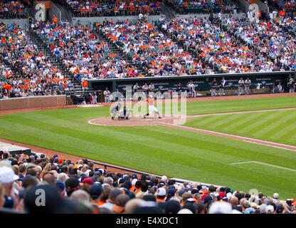 Ein Teig schwingen in einer Tonhöhe bei Oriole Park at Camden Yards in Baltimore, Maryland Stockfoto