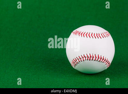 Baseball Ball auf grünem Hintergrund Stockfoto