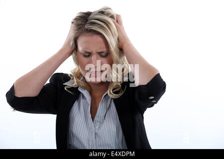 junge Blondine mit Migräne Stockfoto