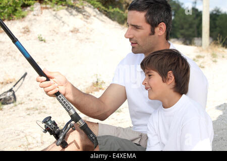 Vater und kleine Junge Angelausflug Stockfoto