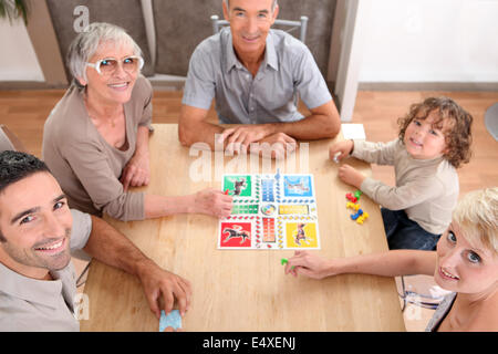 Familie spielen Brettspiele. Stockfoto