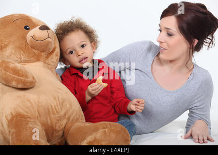 verbringen Zeit mit ihrem Sohn Mutter Stockfoto