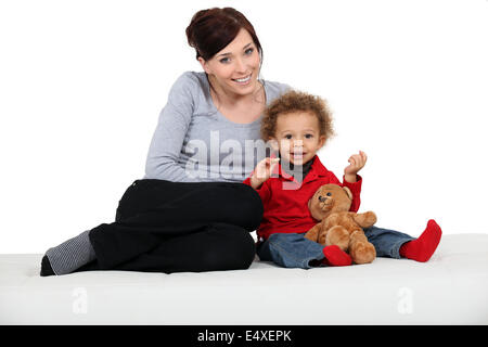 Frau und Kind mit einem Teddy-Bären Stockfoto