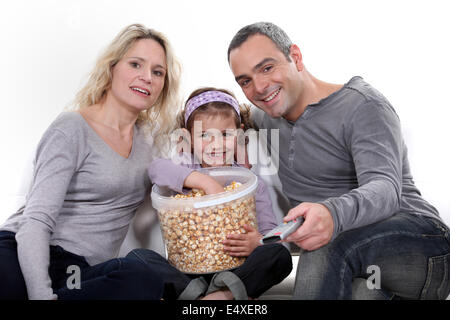 Familie Essen Popcorn auf dem sofa Stockfoto