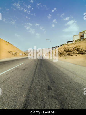 Asphaltierte Straße in über einen Hügel in Muscat Oman. Stockfoto