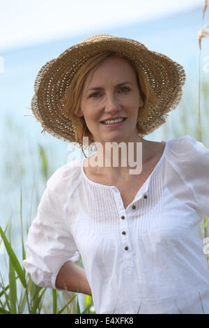 Frau trägt einen Strohhut Stockfoto