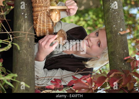 Frau, die Pilze im Wald Stockfoto