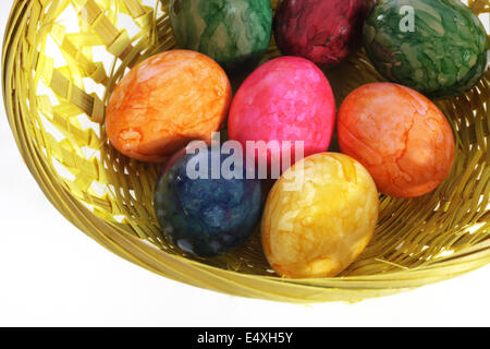 Bunt bemalte Ostereier im Korb Stockfoto