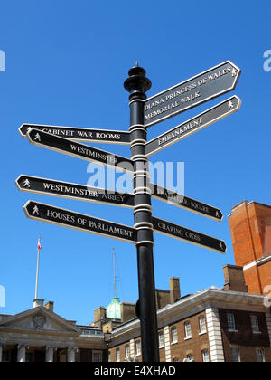 Retro-Straße London Wegweiser und Wegbeschreibungen zu einigen der berühmtesten Wahrzeichen Londons Stockfoto