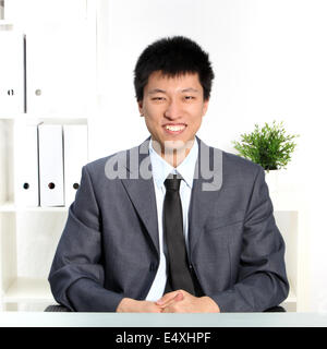 Sicher glücklich junge asiatische Geschäftsmann Stockfoto