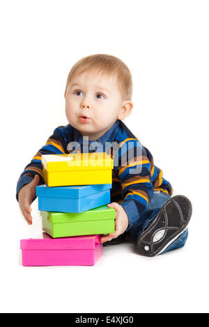 Baby Boy und Geschenk-Box isoliert auf weiss Stockfoto