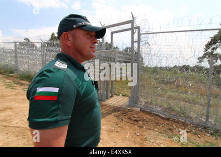 Golqm Dervent, Bulgarien. 17. Juli 2014. Bulgarische Borger Polizeibeamte besuchen in der Nähe von neu Build 30 km lange Grenzzaun an der bulgarisch-türkischen Grenze, wie sie es an die Presse Donnerstag, 17. Juli 2014 präsentieren. Die Welle der Flüchtlinge strömen in Bulgarien hat in den vergangenen Wochen wieder zugenommen. Bulgarien wurde der Zaun an der Grenze mit der Türkei, illegale Grenzübertritte ins Land zu beenden. Die Idee des Gebäudes einen 30 Kilometer langen Zaun hat seit Ende letzten Jahres durch die Regierung Bedenken über den Zustrom syrischer Flüchtling Zugkraft gewonnen. Bildnachweis: ZUMA Press, Inc./Alamy Live-Nachrichten Stockfoto