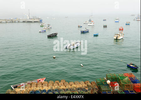 Nebel am Fischereihafen in Cascais, Portugal Stockfoto