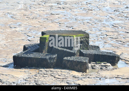 2. Weltkrieg Bunker umgeben von Schlamm Stockfoto