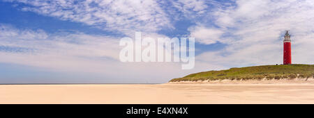 Leuchtend rote Leuchtturm entlang des Strandes auf der niederländischen Insel Texel Stockfoto