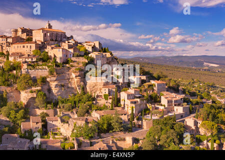 Abendlicht über dem historischen Dorf von Gordes in der Provence, Frankreich Stockfoto