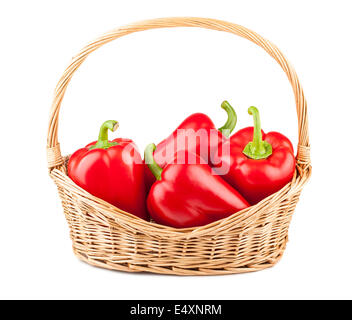 Süße rote Paprika in einem Weidenkorb Stockfoto