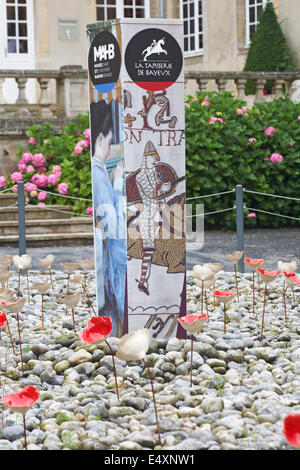 La Tapisserie de Bayeux - Gedenkstätte roter Mohn vor dem Eingang zu den Bayeux Museum, Normandie, Frankreich Stockfoto