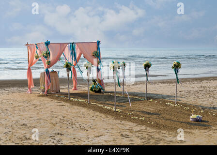 Blumenschmuck am Strand Hochzeit Veranstaltungsort Stockfoto