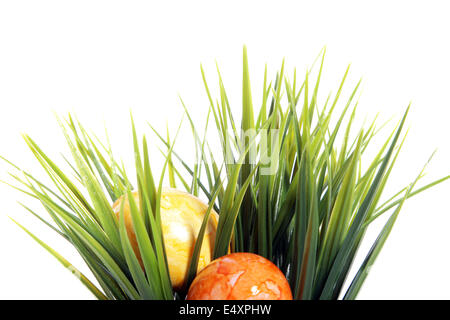 Easter Eggs versteckt im grünen Rasen Stockfoto