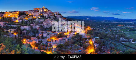 Das historische Dorf Gordes in der Provence, Frankreich bei Nacht Stockfoto