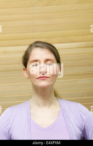 Frau mit geschlossenen Augen meditieren Stockfoto