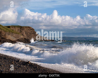 Wellen am Ufer brechen, Northcott Mund Strand, Bude, Cornwall, UK Stockfoto