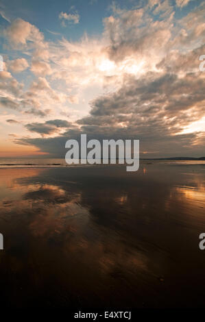 Sonnenuntergang am Strand von Aberavon Port Talbot, South Wales UK Stockfoto