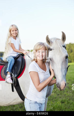 Mutter und Tochter mit einem Pferd Stockfoto
