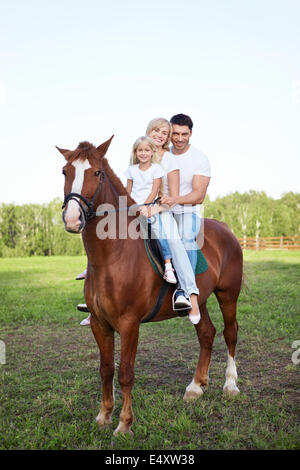Eine Familie auf einem Pferd Stockfoto